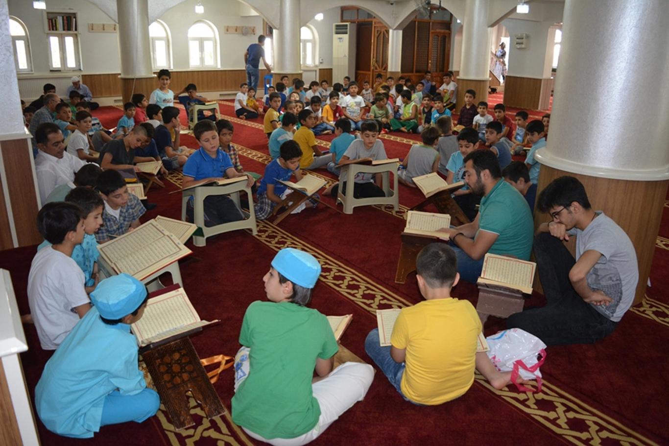 "Çocuklarımızın ellerinden tutup Kur'an kurslarına götürelim"